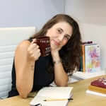 Retrato em close do rosto da psicóloga Louize Vieira em uma pose simples e empática, vestindo roupas casuais, utilizado em seu perfil profissional do Instagram.